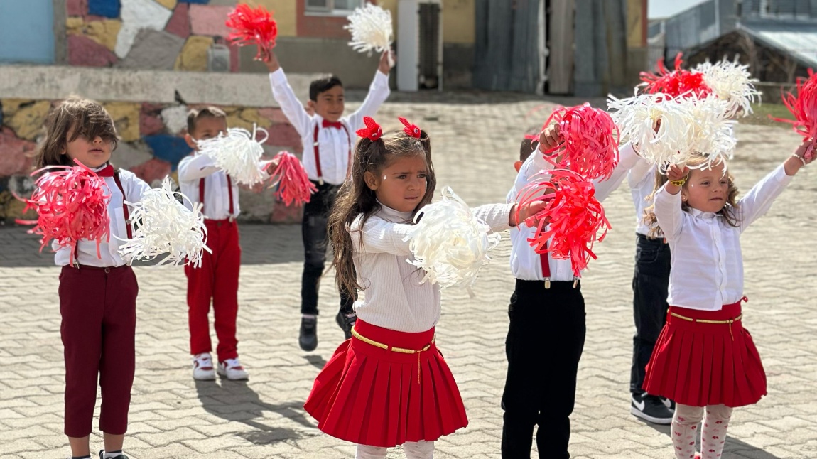 23 NİSAN GÖSTERİLERİMİZDEN KESİTLER 